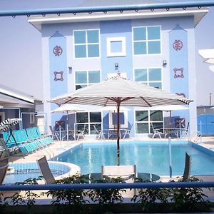 De Holiday Beach Hotel